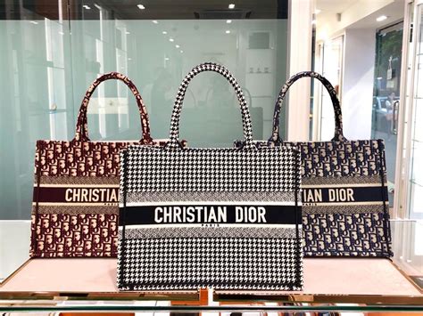 Dior Mini Book Tote Bag 日本限定迷你版 女裝 手袋及銀包 Tote Bags Carousell