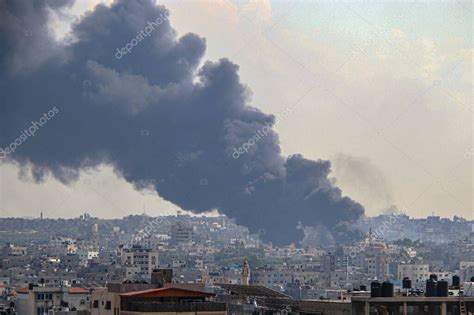 El humo y las llamas se agitan después de que las fuerzas israelíes