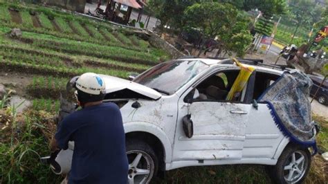 Mobil Rem Blong Rombongan Asal Surabaya Terjun Ke Jurang Pacet