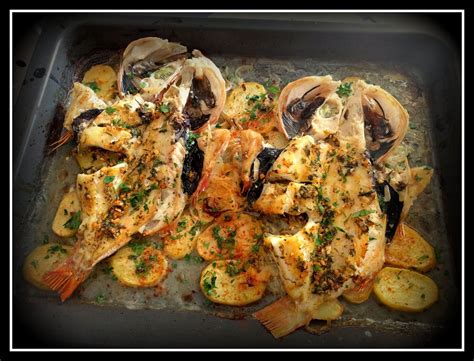 Cocineando Gallineta El Horno Con Patatas Panaderas