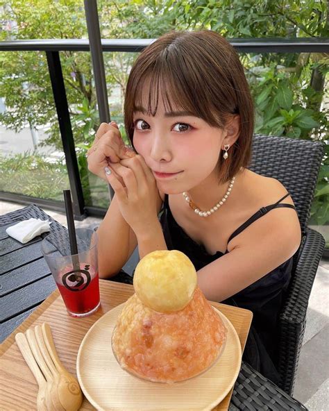 桑原茉萌さんのインスタグラム写真 桑原茉萌instagram 「食べたら誰もが笑顔になるお店ダカフェ🥰 限定の桃のかき氷最高においしんで