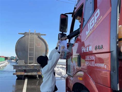 高速因暴雪封闭！大沽街道总工会为被困货车司机雪中送“餐”