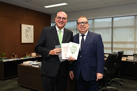 Presidente do TJMG recebe três livros do desembargador José Luiz