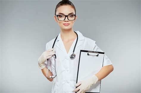 Doctora con cabello castaño y maquillaje desnudo vistiendo uniforme