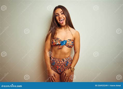 Joven Y Hermosa Mujer De Vacaciones Con Bikini De Pie Sobre Un Aislado Fondo Blanco Pegando La