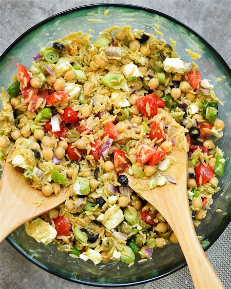 High Protein Salat Mit Rote Linsen Pasta Kichererbsen Und Feta