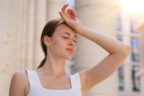 Mulher Cansada Doente E Exausta Linda Garota Est Sofrendo De Sol