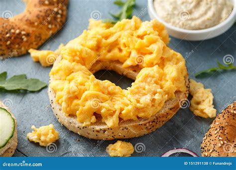 Los Panecillos Sanos Desayunan Bocadillo Con Los Huevos Revueltos Foto