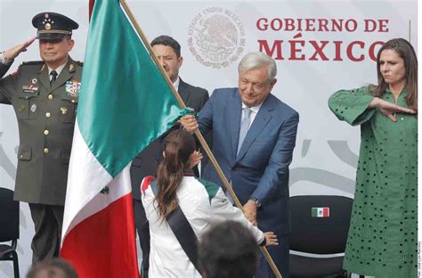 Abandera López Obrador a la delegación que competirá en los Juegos