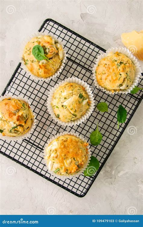 Queques Saborosos Queijo E Espinafres De Feta Em Uma Cremalheira De