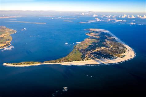 Norddorf aus der Vogelperspektive Küstenbereich der Ostsee Insel in