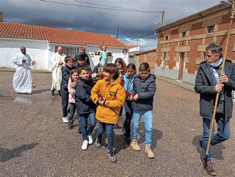 La Infancia De Cordovilla Lleva En Andas La Imagen Del Niño Jesús Al