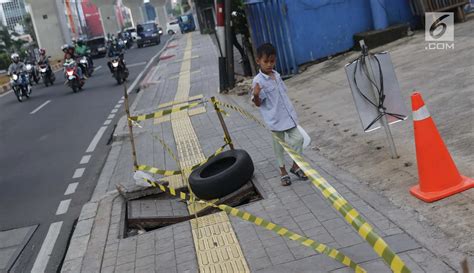 Foto Penutup Trotoar Di Jalan Rs Fatmawati Rusak Bahayakan Pejalan