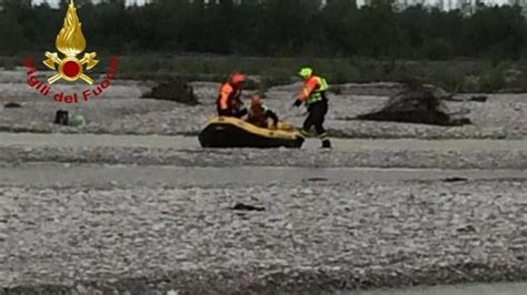 Attraversa Il Guado In Piena E Resta Bloccato Recuperato Conducente Di