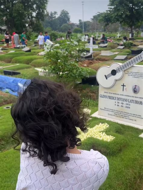 Potret Momen Haru Mutia Ayu Ajak Gewa Ziarah Ke Makam Glenn Fredly