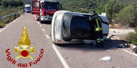 Sbanda Con L Auto Colpisce Un Muretto E Si Ribalta Ferita Una Donna