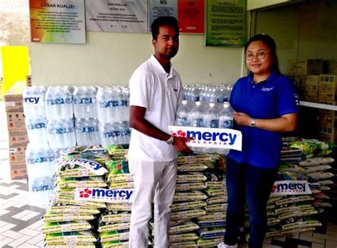 Life Water K2 Sumbang 1200 Botol Air Mineral Kepada Mangsa Banjir