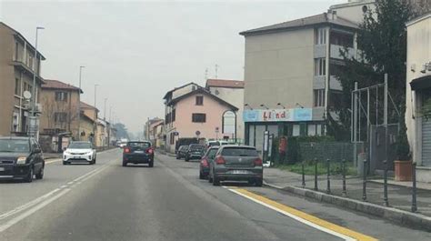 Monza Auto In Sosta Sulle Corsie Ciclabili Di Via Borgazzi Per I