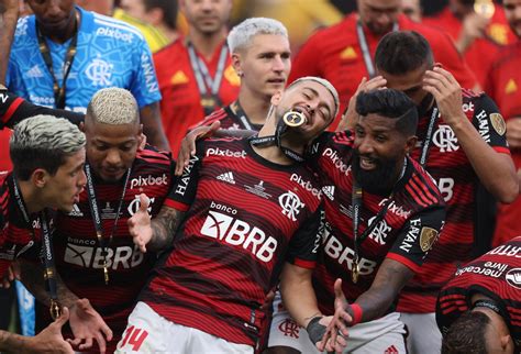 Os números e títulos de Arrascaeta que fará 200 jogos pelo Flamengo