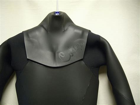 金曜日 ギャレットパークスが張り付く 昨日はテストスーツで サーフボードクオリティーハードコア Quality Hardcore Distributions