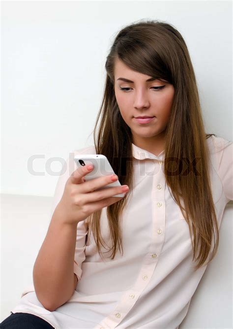 Porträt einer hübschen jungen Frau mit smartphone Stock Bild Colourbox