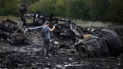 EN IMAGES Sur Les Lieux Du Crash Du Vol MH17