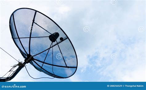 Resumen De Antena Satelital De Acero Negro Que Mira Hacia El Cielo