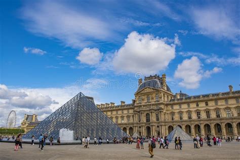 Paris Frankreich August Pyramiden Und Der Bau Des Louvre