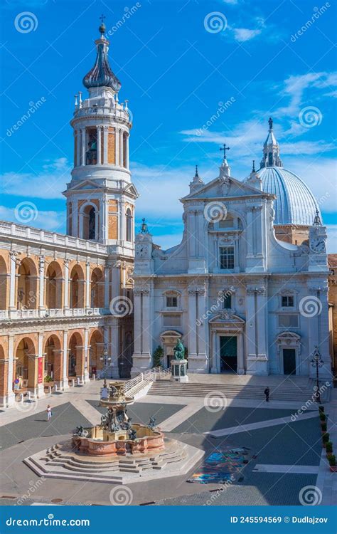 Piazza Della Madonna E Il Santuario Della Santa Casa Di Lore Immagine