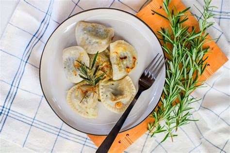 Pierogi Z Grzybami Podsma Ane Z Cebulk I Rozmarynem Ja Wol W Domu