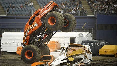 Les Camions Monstres Secouent Le Stade Olympique Photos