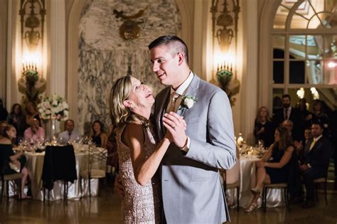 Groom and his mom dance. | Mother son dance, Portrait photography ...