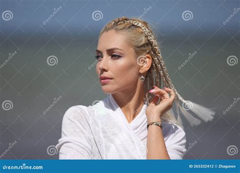 Mujer Rubia Con Trenzas Afro Foto De Archivo Imagen De Dedo Negro