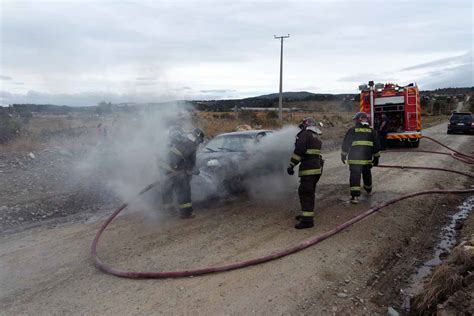 Padre junto a sus hijas salvan ilesos tras incendiarse el vehículo en