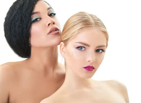 Femmes En Amour Fille Blonde Du Caucase Et Belles Jeunes Filles Posent Dans Le Studio Au Dessus