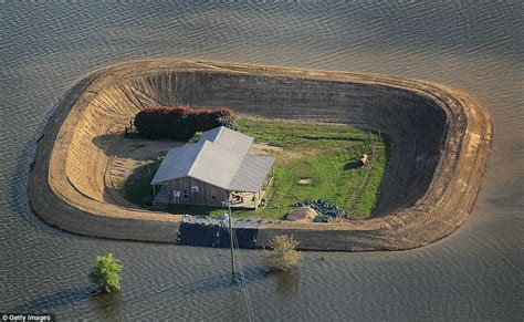 Article – The extraordinary homemade dams holding back the Mississippi ...