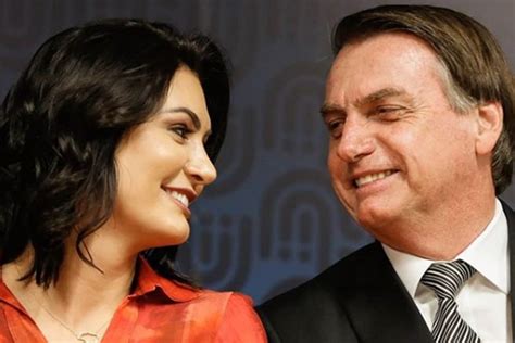 Michelle Brinca Com Internauta Em Post Romântico De Bolsonaro