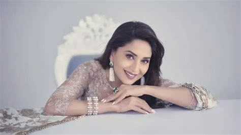 Madhuri Dixit Net Worth बॉलिवूडची ‘धकधक गर्ल माधुरी दीक्षित ‘इतक्या संपत्तीची मालकीण जाणून