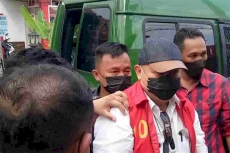 Gaya Alex Noerdin Saat Tiba Di Palembang Kacamata Hitam Tetap Nempel