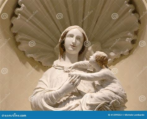 Estatua De La Virgen Mar A Con El Beb Jes S Imagen De Archivo Imagen