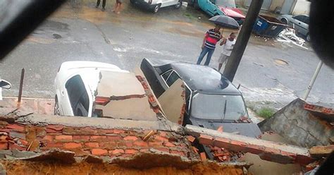 G Muro Cai E Atinge Carros No Bairro De Cajazeiras Em Salvador