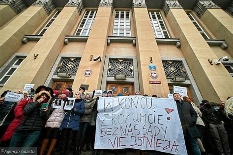 Protest w sądach Mimo wniosku ministerstwa o kontrolę L4 łódzkie sądy