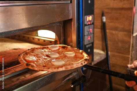 Foto De Frische Pizza Wird Im Pizzaofen Gebraten Do Stock Adobe Stock