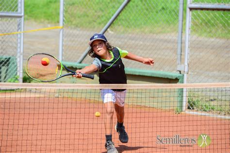 M S Ni Os Jugando Tenis Un Hecho Cumplido Por El Gobierno De La Ciudad