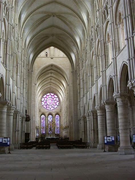 Interior De La Catedral Gótica De Laón Francia Uso De Bóvedas