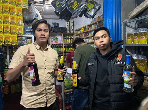 Polres Pandeglang Angkut Puluhan Botol Minuman Keras Dari Warung Jamu