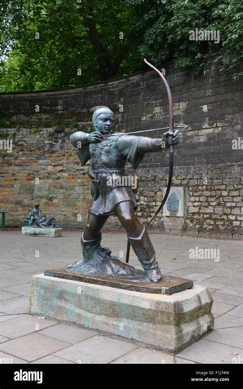 Robin Hood statue outside Nottingham Castle Stock Photo - Alamy