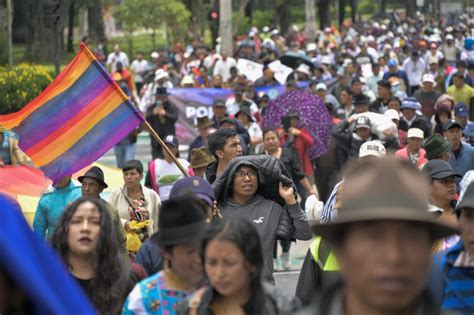 Indígenas de Ecuador piden en marcha dar paso al juicio político contra