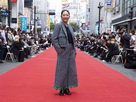 女優ののんが“渋谷ランウェイ”に登場 「無敵の気分で歩けた」 Wwdjapan