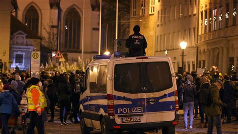 Coronapandemie In Deutschland Tausende Protestieren Gegen Corona